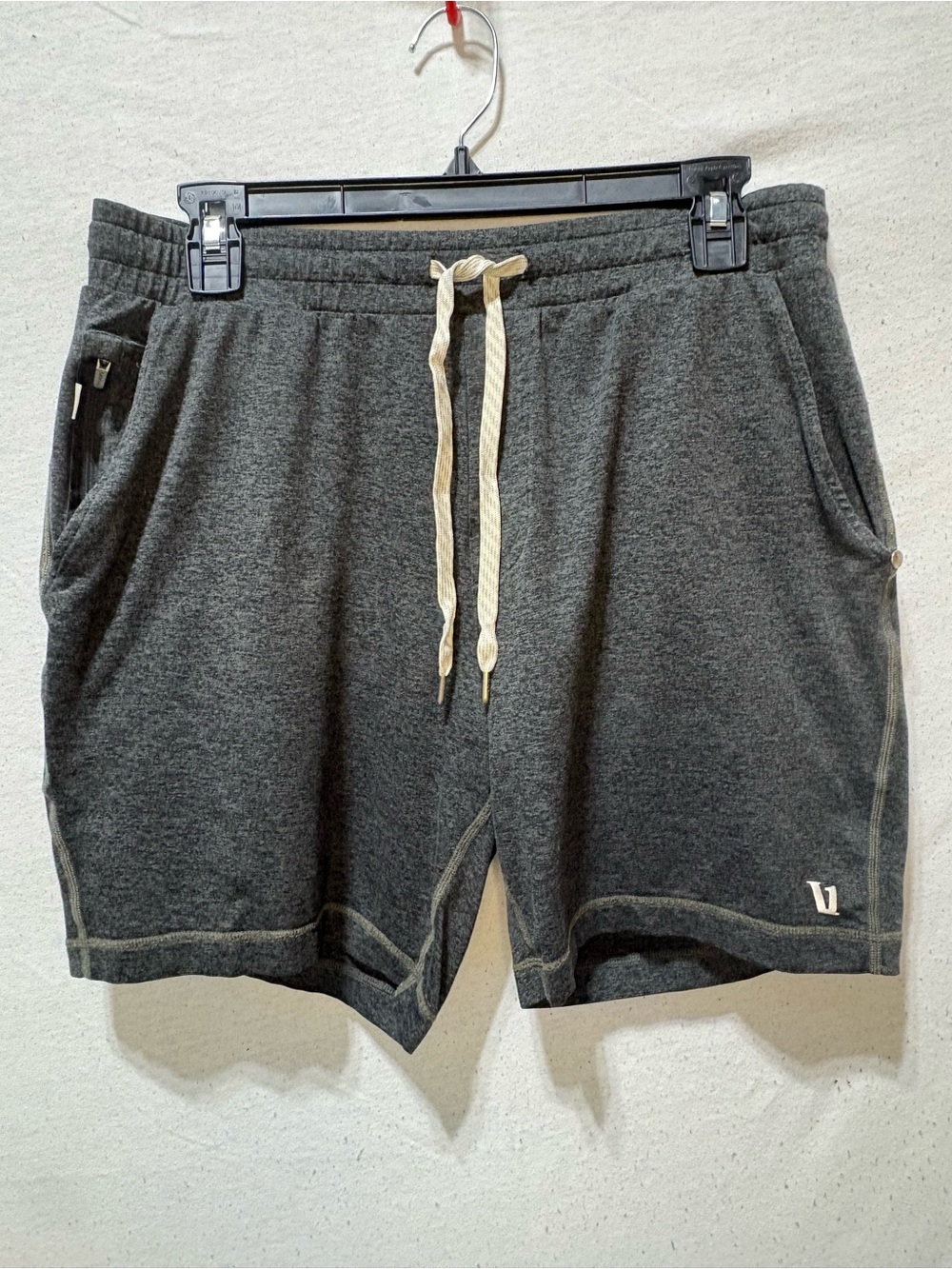 Vuori Men’s Ponto Performance Shorts Charcoal Gray 7.5” Inseam Size Unknown L?